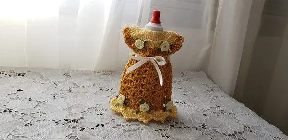 Capa para Adoçante - Vestidinho Mostarda - artesanato de Mari Crochê feito com carinho!
