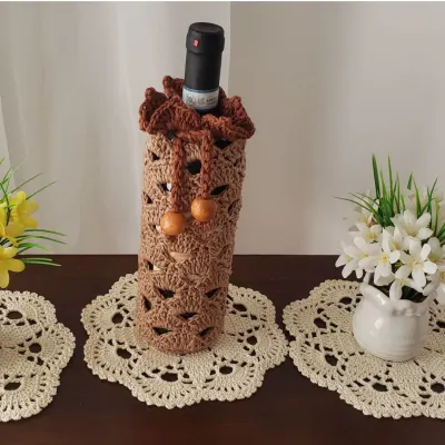 Porta Garrafa de Vinho em Crochê Castanha - artesanato de Mari Crochê feito com carinho!
