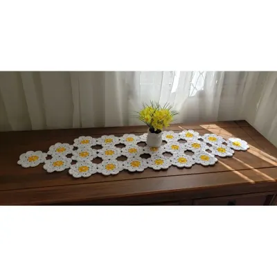 Trilho de Mesa Crochê Motivo Floral Branco com Amarelo - artesanato de Mari Crochê feito com carinho!