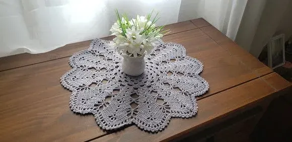 Centro de Mesa em Crochê Cinza - artesanato de Mari Crochê feito com carinho!