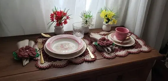 Jogo Americano em Crochê 06 Lugares Porcelana e Café - artesanato de Mari Crochê feito com carinho!