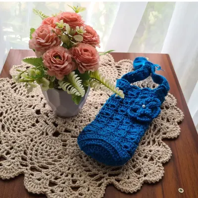 Capa em Crochê para Garrafinha de Água (Flor na Alça) - artesanato de Mari Crochê feito com carinho!