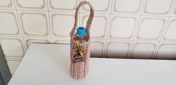 Capa para Garrafinha Água Mineral 500ml Crochê Porcelana - artesanato de Mari Crochê feito com carinho!