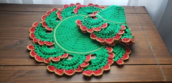 Sousplat em Crochê Verde Vermelho com Dourado 02 Pçs - artesanato de Mari Crochê feito com carinho!
