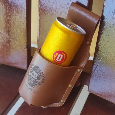 Porta-Cerveja Artesanal Personalizado a Laser em Couro Sintético - artesanato de Ateliê Báquico