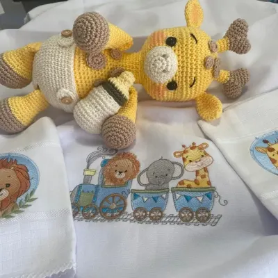 Girafa em amigurumi 100% algodão, manta em algodão 90x90cm e fraldinhas de boca (bordadas com o tema de sua preferencia) - artesanato de Atelie Patty Buonacorsi