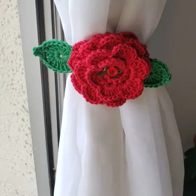 Par de Prendedores de Cortinas em Crochê Rosa Vermelha - artesanato de Mari Crochê feito com carinho!
