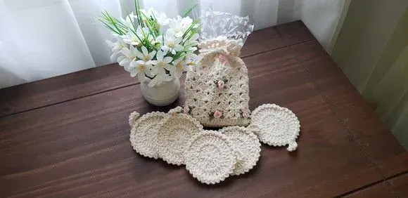 Ecopad (05 Unidades) e Bolsinha de Crochê Rococó Rosa - artesanato de Mari Crochê feito com carinho!