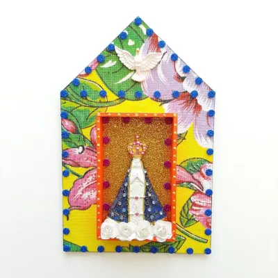 Capelinha de Madeira N. S. Aparecida - artesanato de Estudio Bananeira