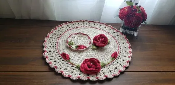 Sousplat em Crochê Botões de Rosa (02 Pessoas) - artesanato de Mari Crochê feito com carinho!