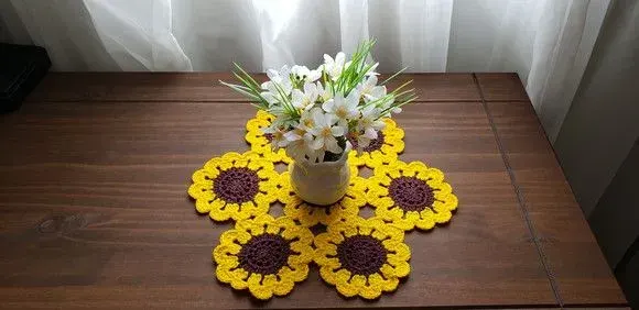 Toalhinha de Crochê Flor Japonesa  Girassol (30 cm x 30 Cm) - artesanato de Mari Crochê feito com carinho!
