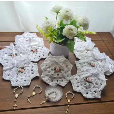 Mini Almofadinha em crochê com Mini Terço - artesanato de Mari Crochê feito com carinho!