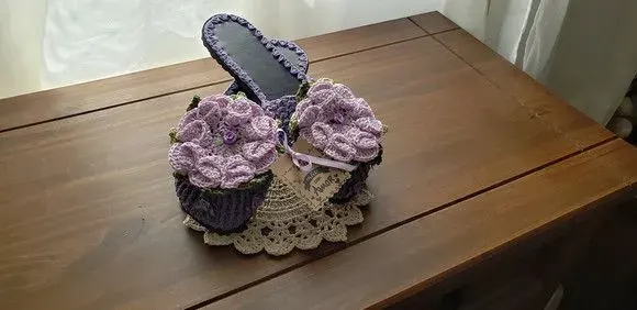 Chinelo de Quarto em Crochê Flor Camélia Lilás Número 36 - artesanato de Mari Crochê feito com carinho!