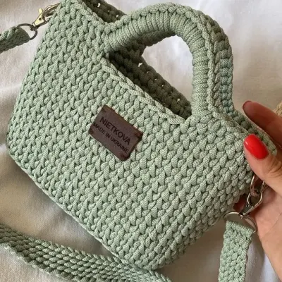 Bolsa Compacta de Crochê Verde Menta – Alça Dupla e Fechamento Seguro - artesanato de Lilongo arte em linhas
