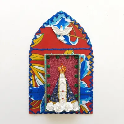 Capelinha de Chita Bordada N. S. Aparecida - artesanato de Estudio Bananeira