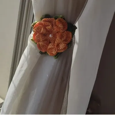 Par de Prendedores de Cortinas Laranja Mesclado - artesanato de Mari Crochê feito com carinho!