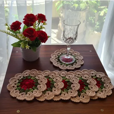Descanso de Copos Vermelho Mesclado e Chantilly - artesanato de Mari Crochê feito com carinho!