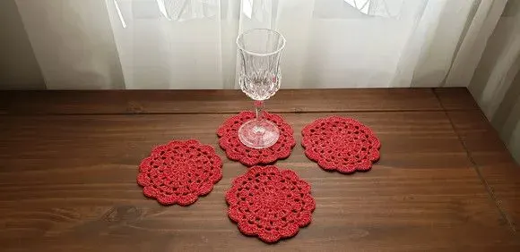 Descanso de Copos Crochê Vermelho Brilho Ouro (04 Unidades) - artesanato de Mari Crochê feito com carinho!