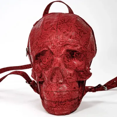 Mochila em couro natural - caveira vermelha pequena - artesanato de Aparatos Costuras e Acessórios