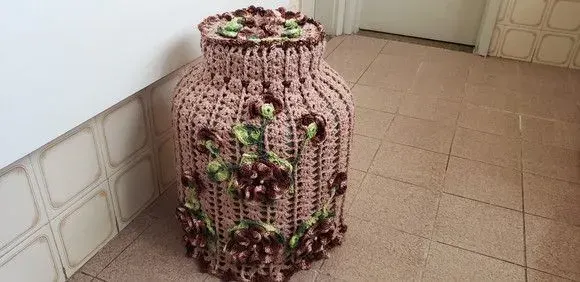 Capa Crochê para Botijão com Flores - artesanato de Mari Crochê feito com carinho!