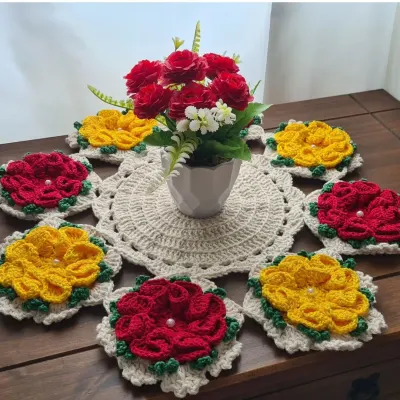 Mini Centro de Mesa em Crochê Flores Amarelo e Vermelho - artesanato de Mari Crochê feito com carinho!