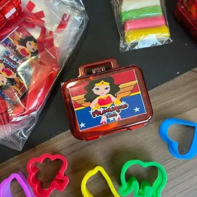 Maletinha Mulher Maravilha Modelar Personalizada - artesanato de Mi Papelaria Criativa