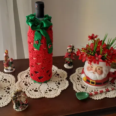 Porta Garrafa de Vinho Vermelha em Crochê (natal) - artesanato de Mari Crochê feito com carinho!