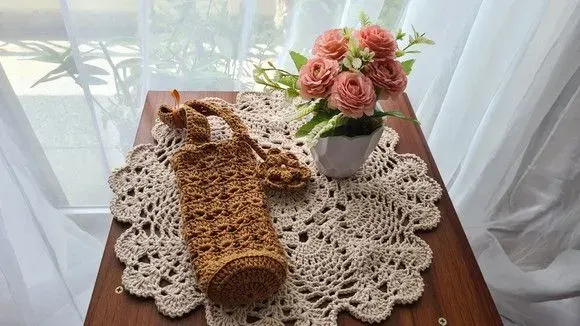 Capa para Garrafinha de Água em Crochê Caramelo - artesanato de Mari Crochê feito com carinho!