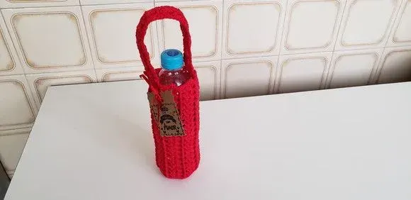 Capa para Garrafinha de Água Mineral 500ml Crochê - Vermelho - artesanato de Mari Crochê feito com carinho!