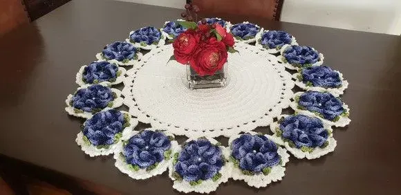 Centro de Mesa em Crochê Flores Azul Mesclado (70 Cm) - artesanato de Mari Crochê feito com carinho!