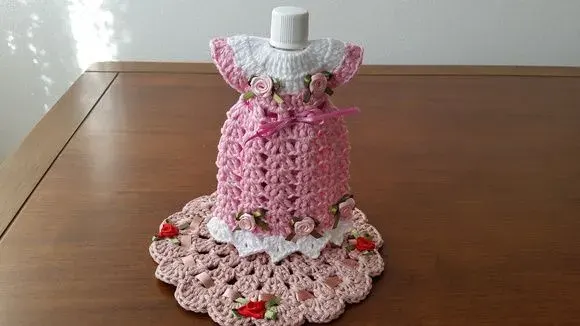 Capa para Adoçante - Vestidinho Barbie Rosa - artesanato de Mari Crochê feito com carinho!