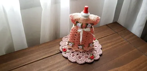 Capa para Adoçante Vestidinho Salmão - artesanato de Mari Crochê feito com carinho!