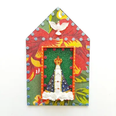 Capelinha de Madeira N. S. Aparecida - artesanato de Estudio Bananeira