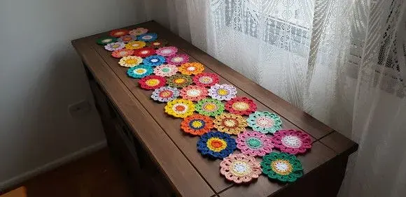 Trilho de Mesa em Crochê Flores Japonesa (1,30 cm x 30 Cm) - artesanato de Mari Crochê feito com carinho!