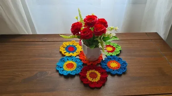 Toalhinha de Crochê Flor Japonesa Colorida (30 cm x 30 Cm) - artesanato de Mari Crochê feito com carinho!