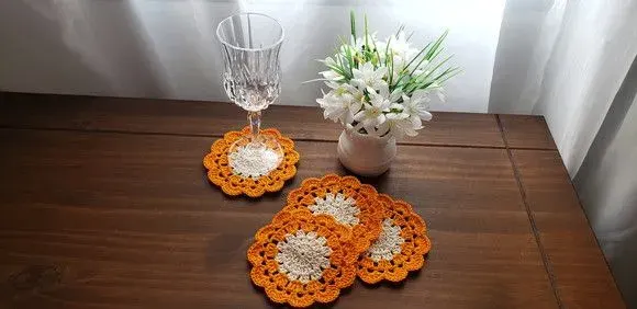 Descanso de Copos em Crochê Cru com Laranja (04 Unidades) - artesanato de Mari Crochê feito com carinho!