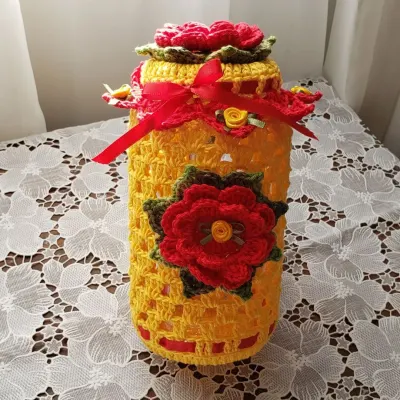 Capa para Potes 500 Grs em Crochê Amarelo Flores Vermelha - artesanato de Mari Crochê feito com carinho!