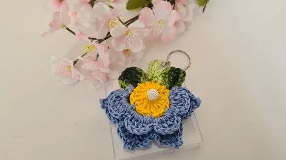 Chaveiro Florzinha em Crochê Reno (lembrancinha) - artesanato de Mari Crochê feito com carinho!