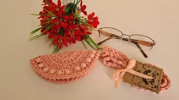 Porta Óculos em Crochê Salmão - artesanato de Mari Crochê feito com carinho!