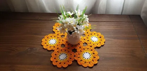 Toalhinha de Crochê Flor Japonesa Laranja (30 cm x 30 Cm) - artesanato de Mari Crochê feito com carinho!