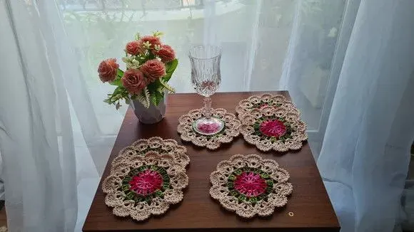 Descanso de Copos Pink Mesclado e Chantilly - artesanato de Mari Crochê feito com carinho!