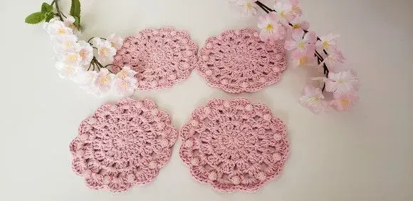 Descanso de Copos em Crochê Rosa Bebê (04 Unidades) - artesanato de Mari Crochê feito com carinho!