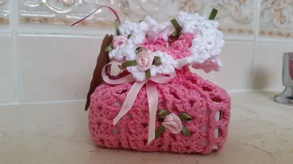 Sachê Porta Sabonete Rosália com Branco - artesanato de Mari Crochê feito com carinho!