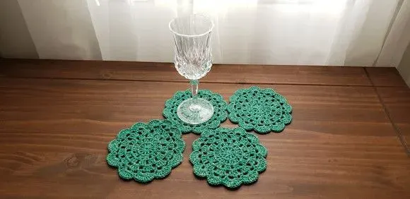 Descanso de Copos em Crochê Verde Brilho Ouro (04 Unidades) - artesanato de Mari Crochê feito com carinho!