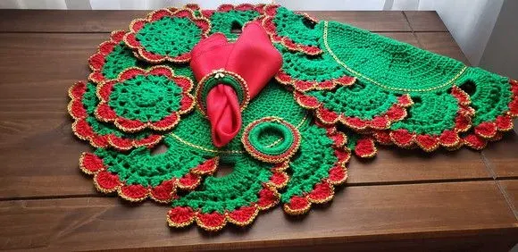 Kit Sousplat em Crochê Verde Vermelho Fio Dourado 02 Pessoas - artesanato de Mari Crochê feito com carinho!