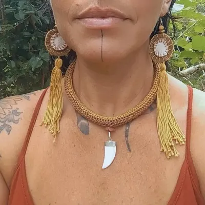 Gargantilha Dente - artesanato de Iracema Joalheira Têxtil