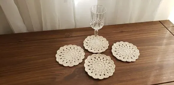 Descanso de Copos em Crochê - Cru (4 Unidades) 12 cm - artesanato de Mari Crochê feito com carinho!
