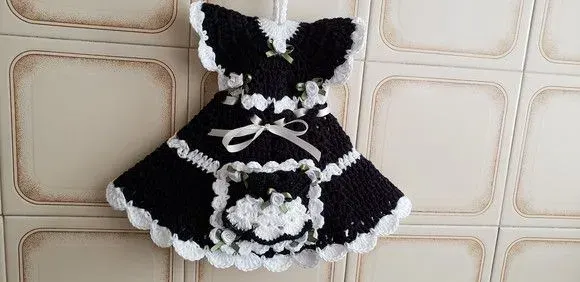 Porta Isqueiro Crochê Vestido Preto e Branco - artesanato de Mari Crochê feito com carinho!