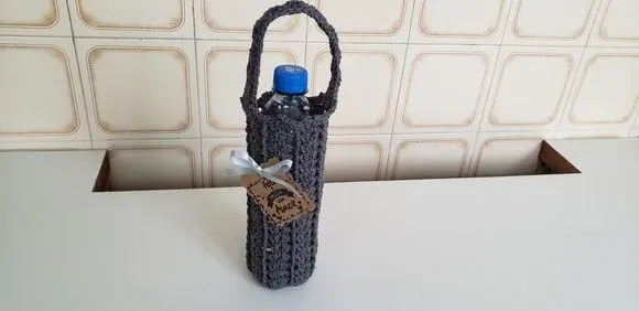 Capa para Garrafinha de Água Mineral em Crochê - Cinza - artesanato de Mari Crochê feito com carinho!