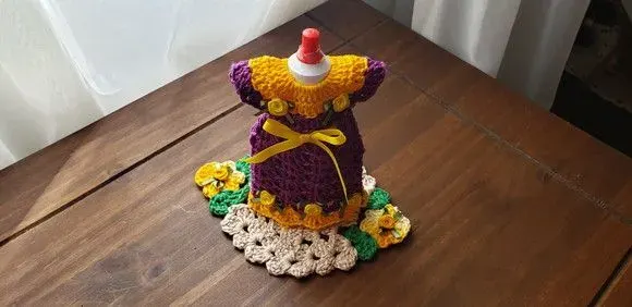 Capa para Adoçante Vestidinho Amarelo com Uva - artesanato de Mari Crochê feito com carinho!